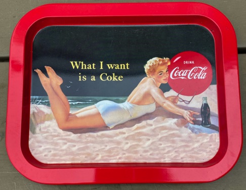 07191D-1 € 3,00 coca cola dienblad rechthoek dame. liggend op strand 25 x 20 cm.jpeg